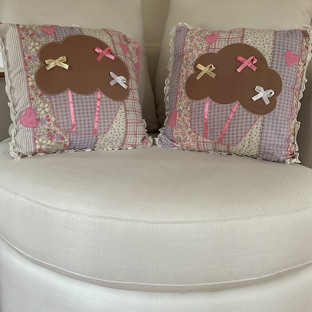 LOVE & CUPCAKES Cupcake Pillow
